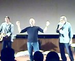 Gino Strada, Marco Paolini, Lorenzo Monguzzi e 1200 persone cantano Fiume sand Creek