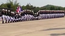 Soldados exibem coreografia incrível durante desfile militar.