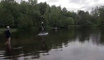 Il se balade en hoverboard sur un lac... Sympa les vacances