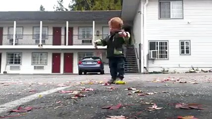 کتنا پیارا ڈانسر ہے نہ