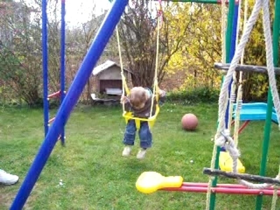 Erwann fait de la balancoire