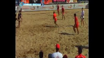 Beach Rugby - Un treiziste casse les reins de son adversaire