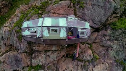 Dormez dans une capsule suspendue sur une falaise !