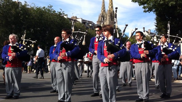 Cornouaille 2015. Les bagadoù arrivent place de la Résistance