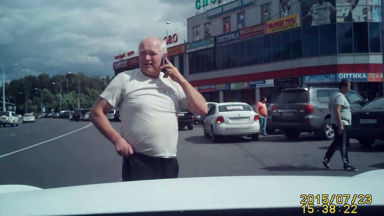 Course poursuite en voiture après un road rage - Impressionnant!