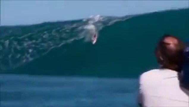 Un surfeur chute dans une vague géante - machine à laver bien violente