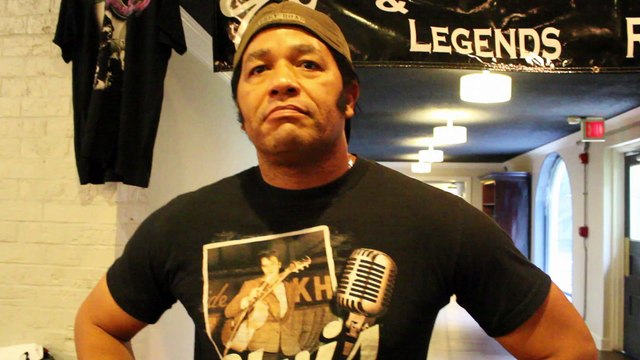 Robert Washington offering advice to young kids who want to become a tribute artist Elvis Week 2013