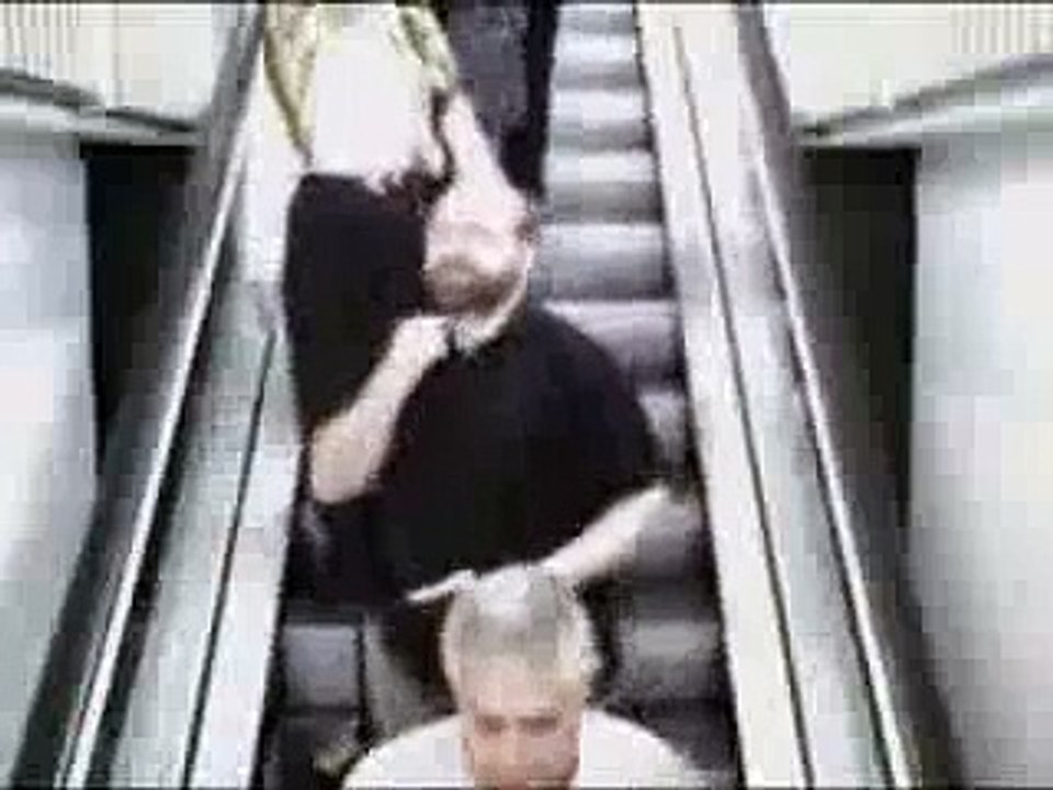 LADY FALLS DOWN AN ESCALATOR
