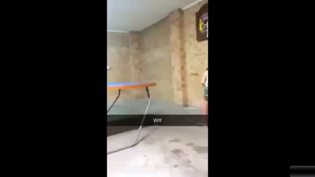 Il lui balançe sa raquette de ping-pong en pleine gueule