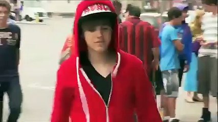 Justin Bieber surprises fans