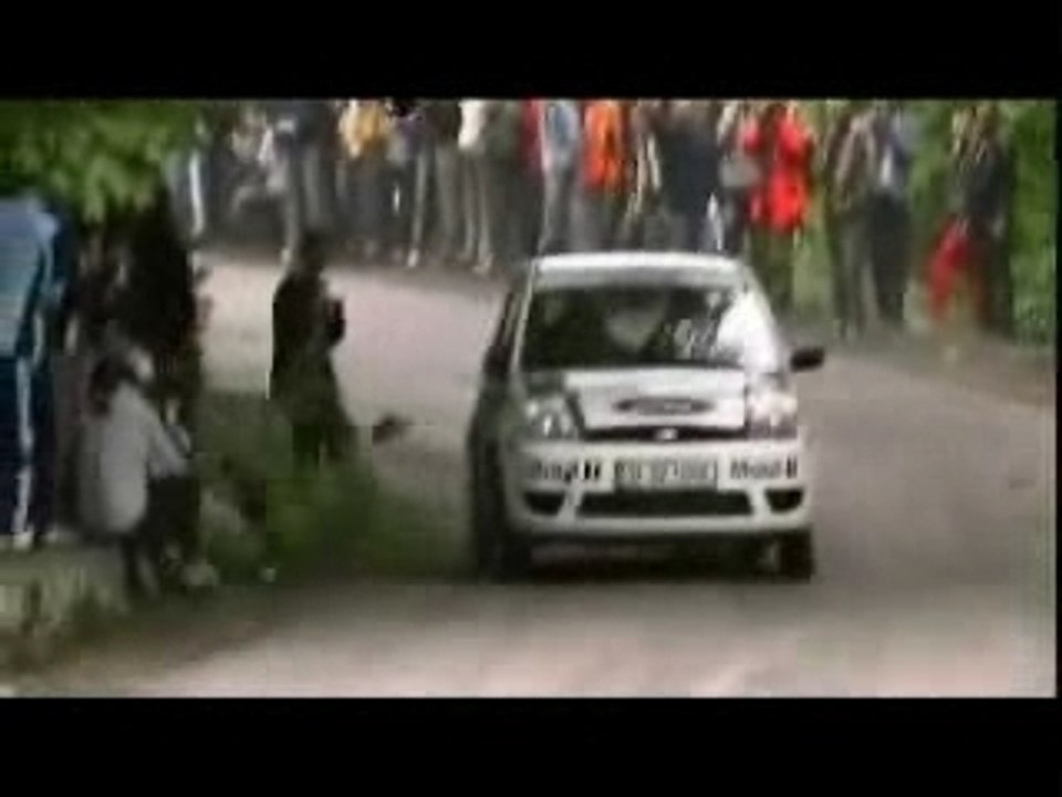 Voiture poke un gars