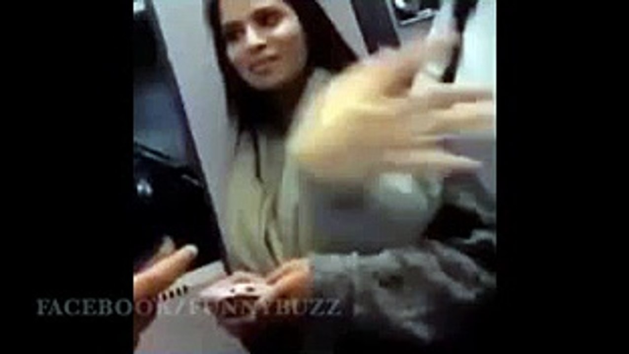 London Train Pakistani Girl Slaps Her Boy Badly, watch this exclusive slap by Pakistani girl in London train.پاکستانی شیرنی کا برطانوی نواجوان کے گالی دینے پر زور درا تھپٹر وڈیو دیکھیں