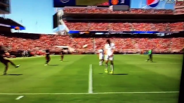 La superbe reprise de volée de Rafinha !