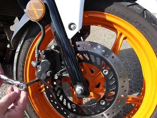 Install new brake pads/how they work (Honda CBR125R/CBF125)