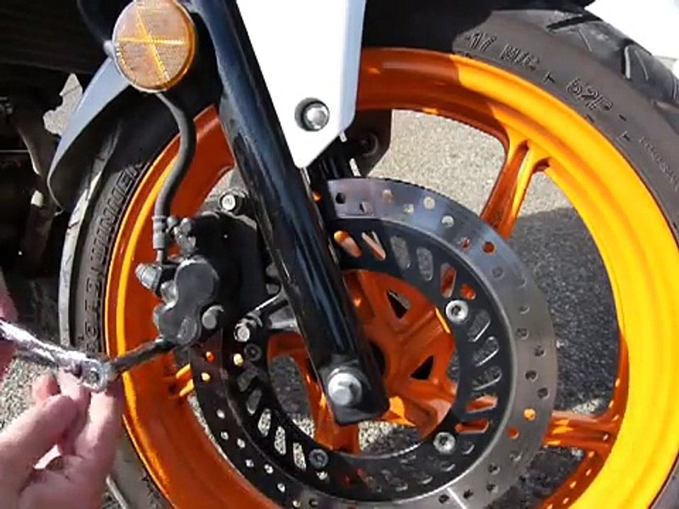 Install new brake pads/how they work (Honda CBR125R/CBF125)
