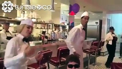 اخيرا تحققت اهداف الثورة بافتتاح أول مطعم أمريكي في تونس