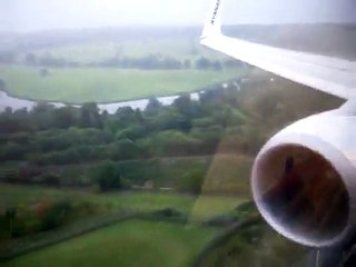 ryanair 737 luton landing (heavy rain)