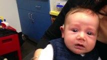 Conmovedora reacción de un bebé sordo al escuchar a sus padres por primera vez