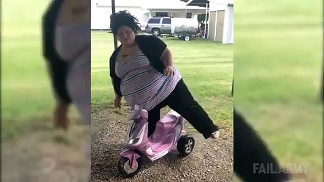 Elle se la pete sur son scooter - MDR