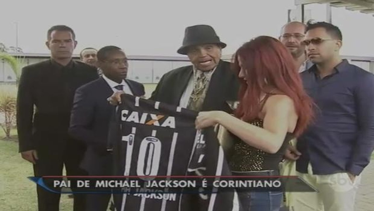 Pai do cantor Michael Jackson visita CT do Corinthians