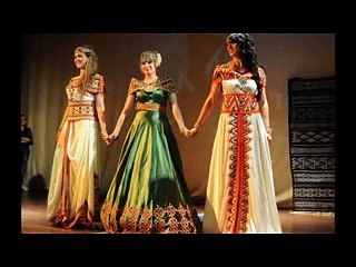 للنساء زيّ جزائري تقليدي وعصري  - Tenue Traditionnelle et moderne