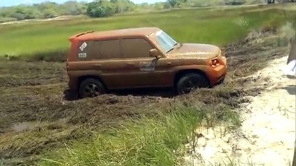 Suzuki Jimny, Pajero TR4 e Nissan XTerra na lama