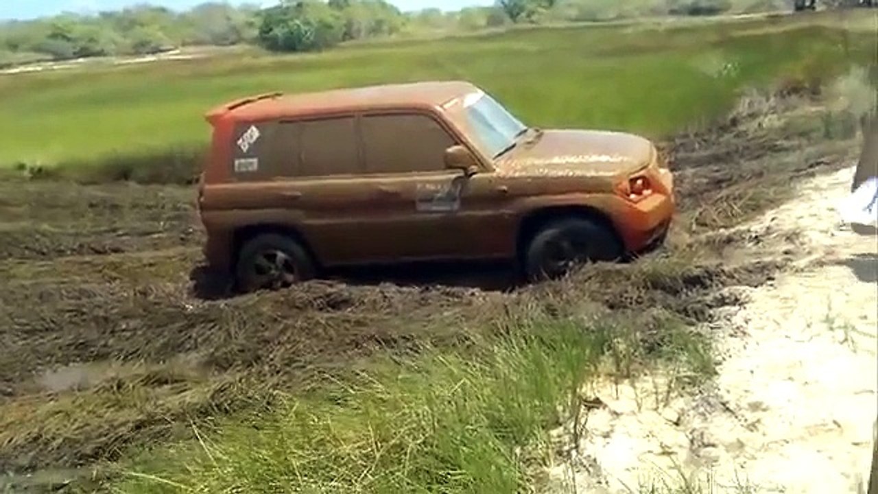 Suzuki Jimny, Pajero TR4 e Nissan XTerra na lama