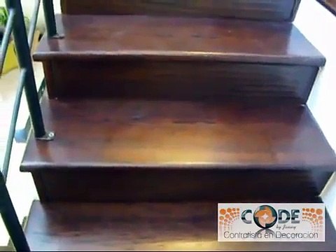 Escaleras de madera y piso laminado