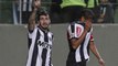 Pratto marca de pênalti e garante liderança do Galo