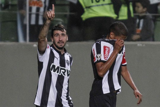 Pratto marca de pênalti e garante liderança do Galo