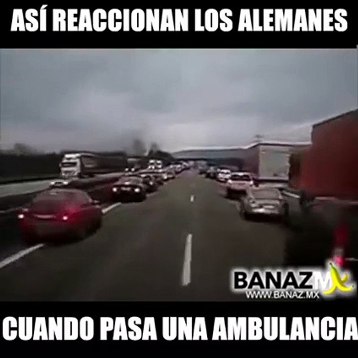 Asi reaccionan los alemanes cuando pasa una ambulancia