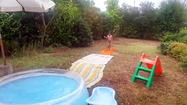 Méga saut de Dadou à la piscine gonflable