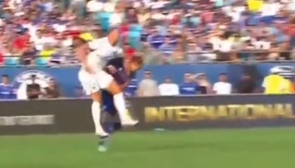 Zlatan Ibrahimovic met un violent coup de coude à John Terry - PSG vs Chelsea 2015