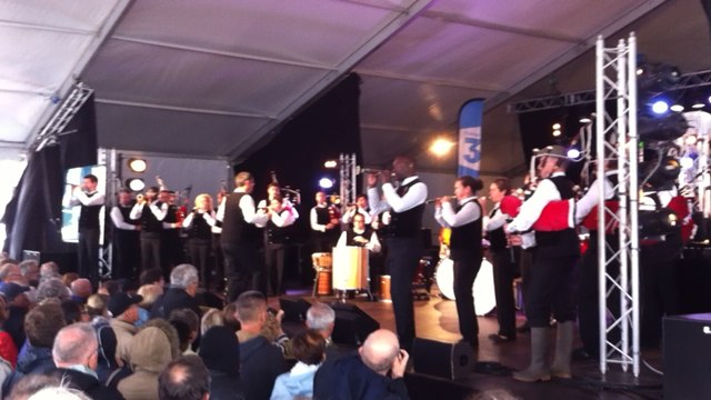 Cornouaille 2015. Malgré la pluie, les bagadoù animent Saint-Co.