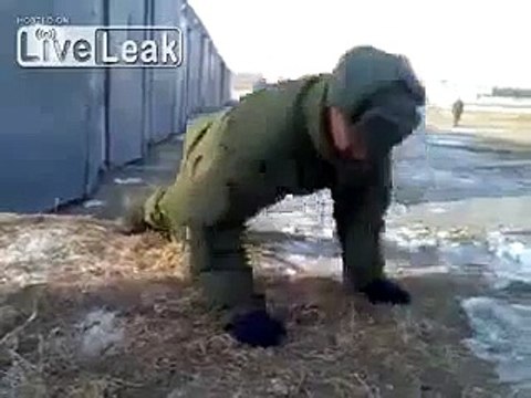 Солдат отжимается без рук