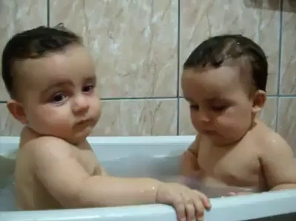 Twins Brothers Enjoying Bath Time - Video Dailymotion