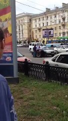 Сотрудник ГИБДД в Воронеже подрался с двумя водителями из-за колеса