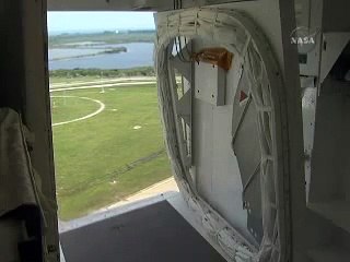 STS-127: Crew Access Arm Moves Away from Endeavour
