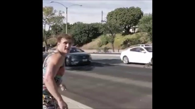 Sauver un chat au millieu de la route - Backflip et sauts de malade #Trick or skill