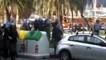 Guerriglia a Napoli: violenti scontri, battaglia urbana (YouReporter.it)