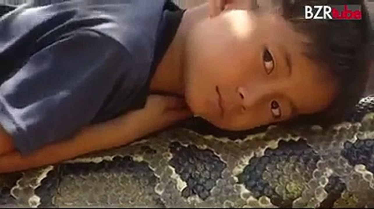 Cet Enfant qui Dort et Joue avec un Anaconda
