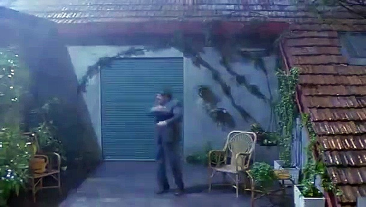 IL RAGAZZO DI CAMPAGNA SCENA RENATO CHIUSO FUORI SOTTO LA PIOGGIA E BOTTE ANCORA!