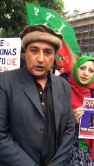 Video herunterladen: PTI UK Ex President Asim Khan Short Message at the protest against ‪Altaf Hussain‬.