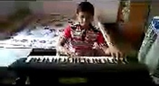 Piano tutorial of tum hi ho ashqui2 by a small boy