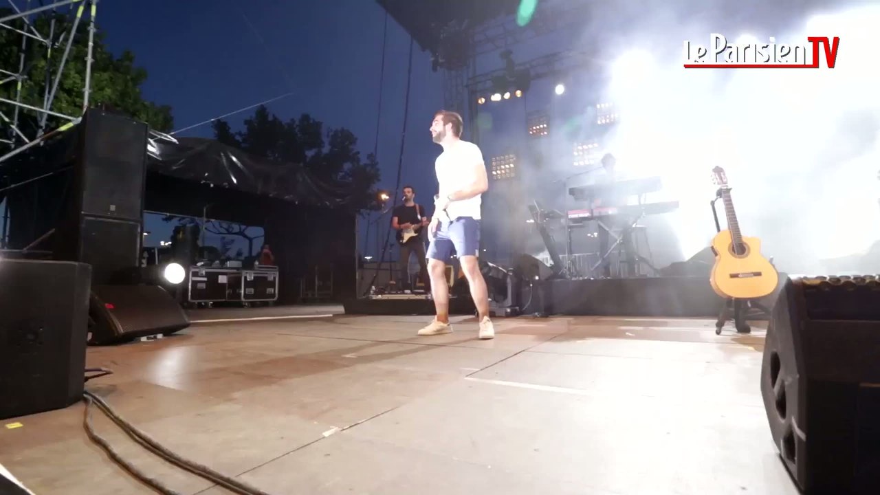Kendji interprète "Cool" en concert à Carpentras