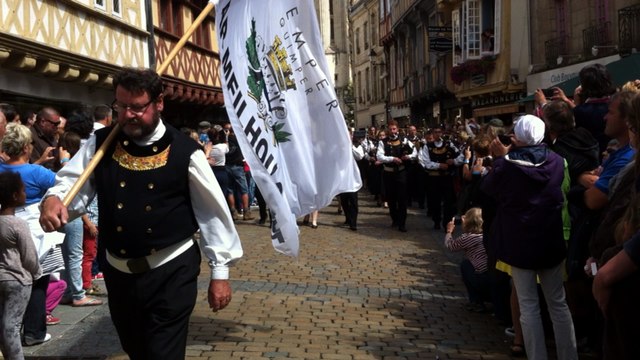 Cornouaille 2015. Les bagadoù, rue Kéréon.