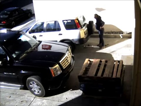 Une femme fait ses besoins en public !