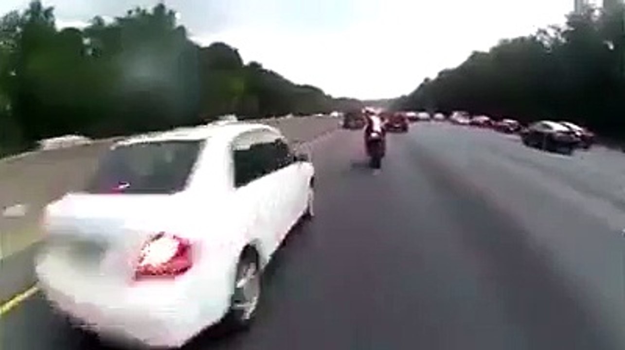 Le mec il s'est cru dans gta mdr