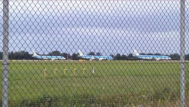 Vliegtuigen KLM landen op Eelde wegens storm - RTV Noord