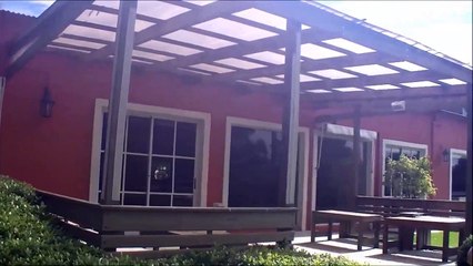 Diseño de un deck de madera con pergola